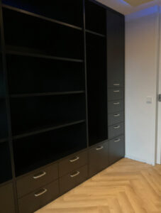 MHF maatwerk Mark Hoff meubelmaker houtbewerking Woninginrichting slaapkamer inloopkast