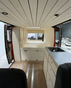 MHF maatwerk Mark Hoff meubelmaker houtbewerking Camperbouw camperinterieur Mercedes 310 brandweerbus buscamper